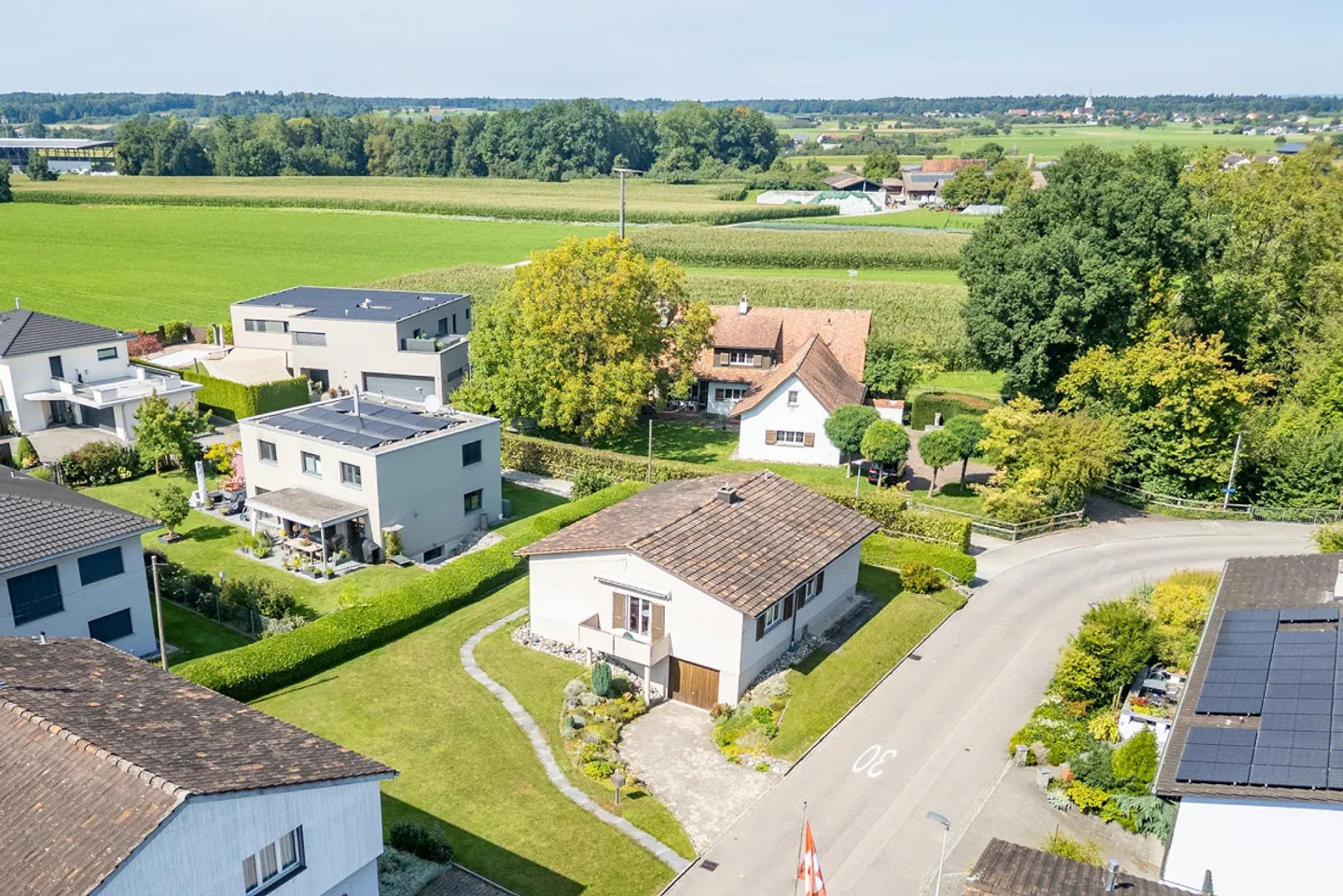 Casa unifamiliare ben tenuta con terreno attraente - Foto 3 di 13