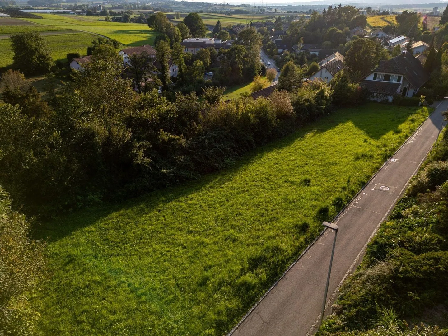 Terrain de construction de rêve dans un emplacement ensoleillé en pente avec vue sur les Alpes copie - Photo 3 sur 13