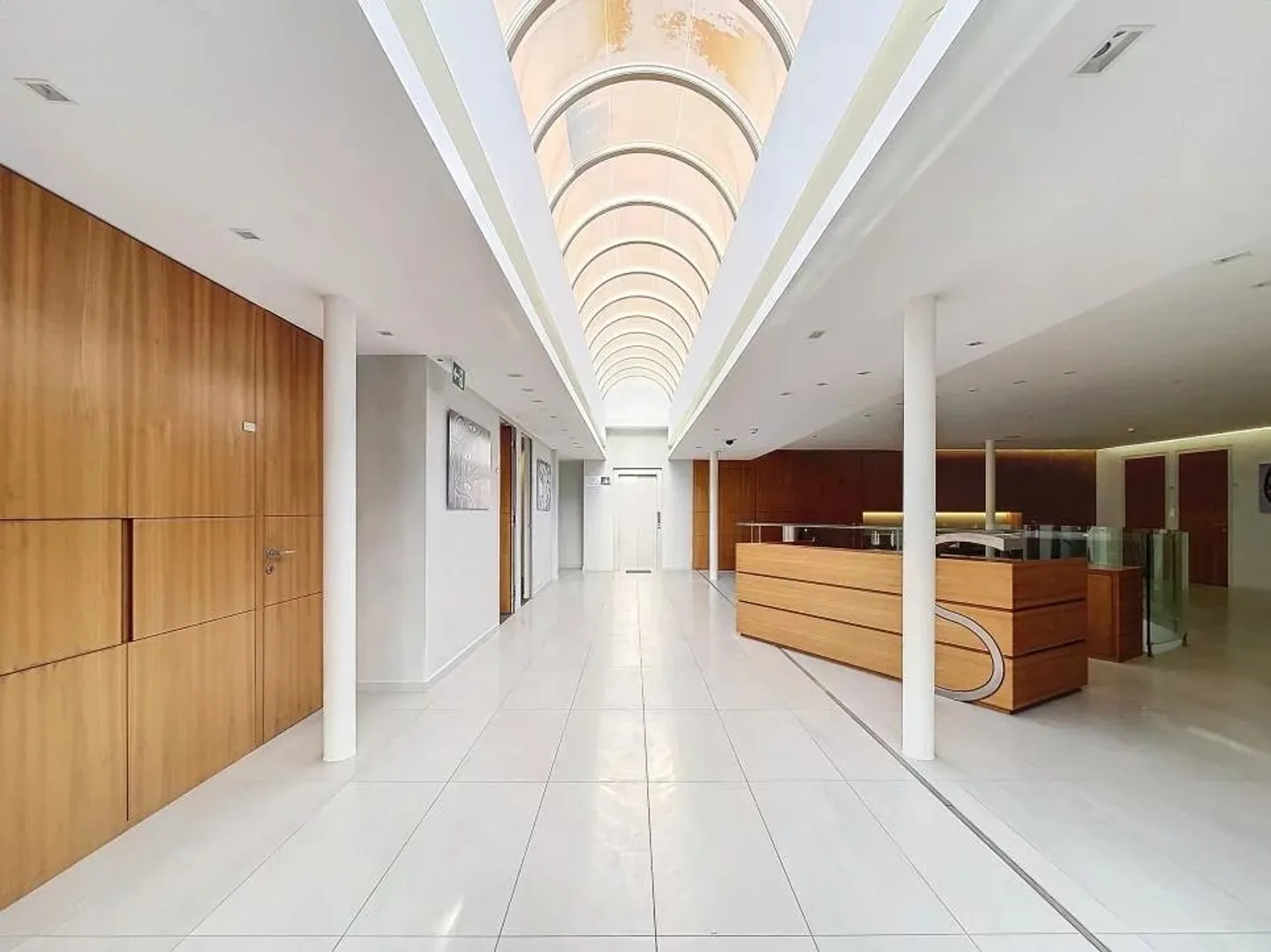 Large surface area available in the center of Geneva - Photo 3 of 11