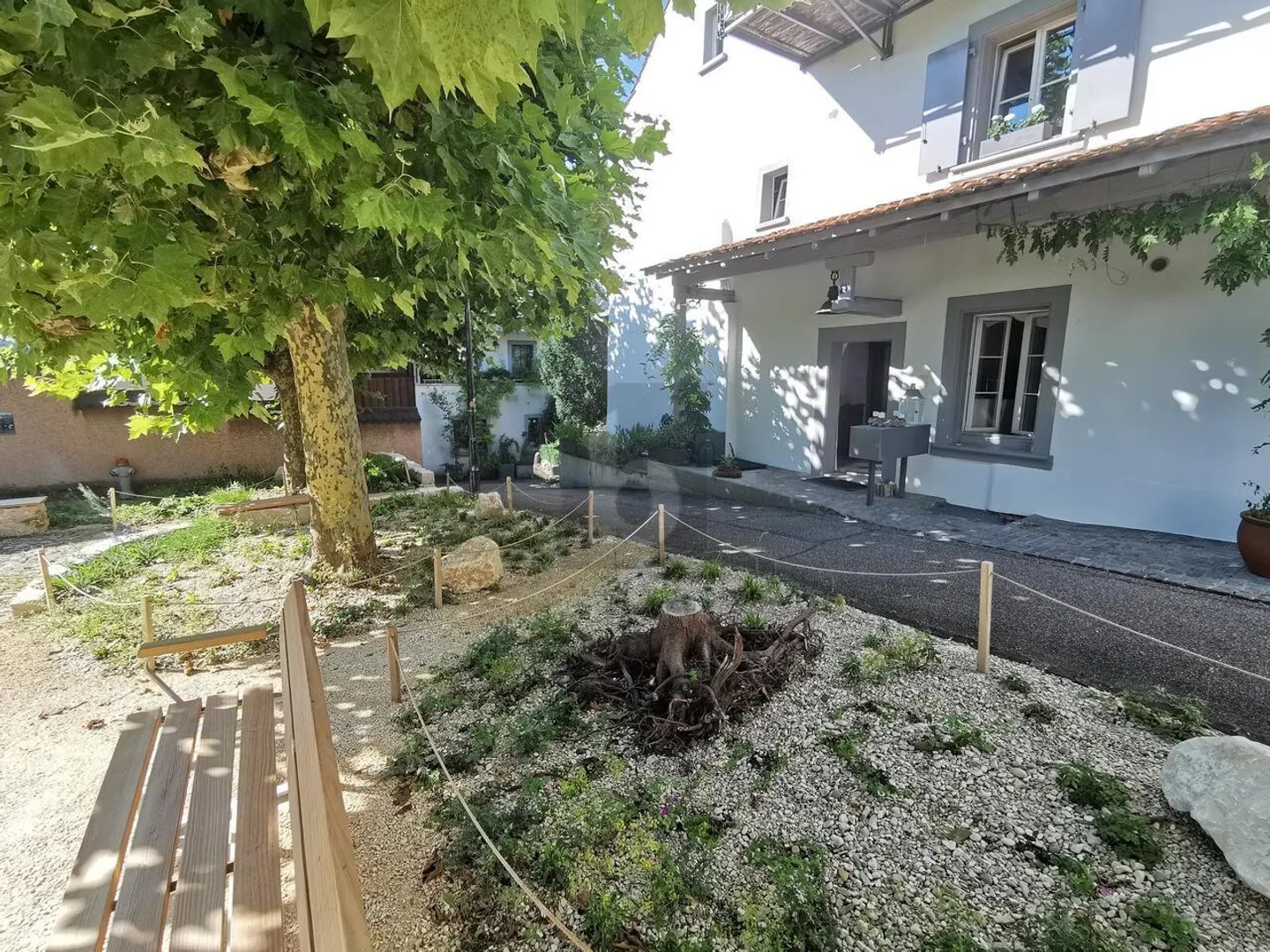 GIOIELLO RUSTICO IN POSIZIONE SOLEGGIATA - Foto 1 di 6