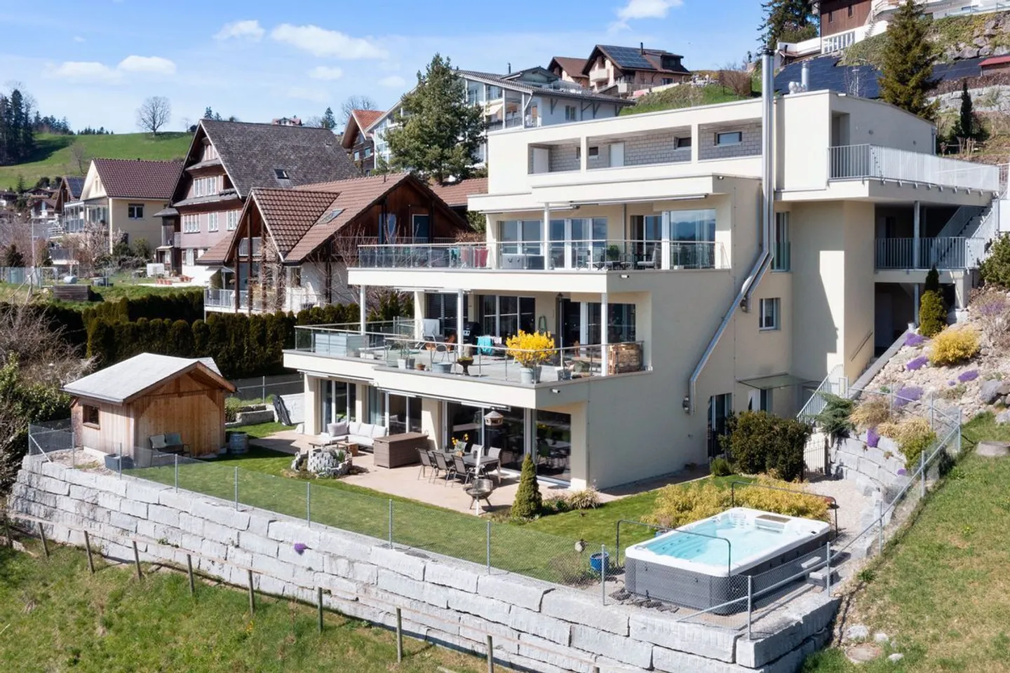 Modernes Terrassenapartment mit Aussicht - Foto 2 von 13