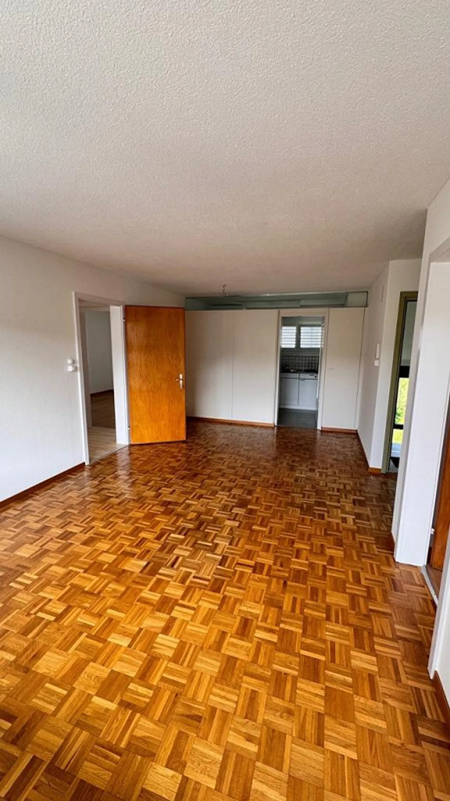 Appartement 4.5 pièces dans un quartier résidentiel calme à Buchrain - Photo 4 sur 10