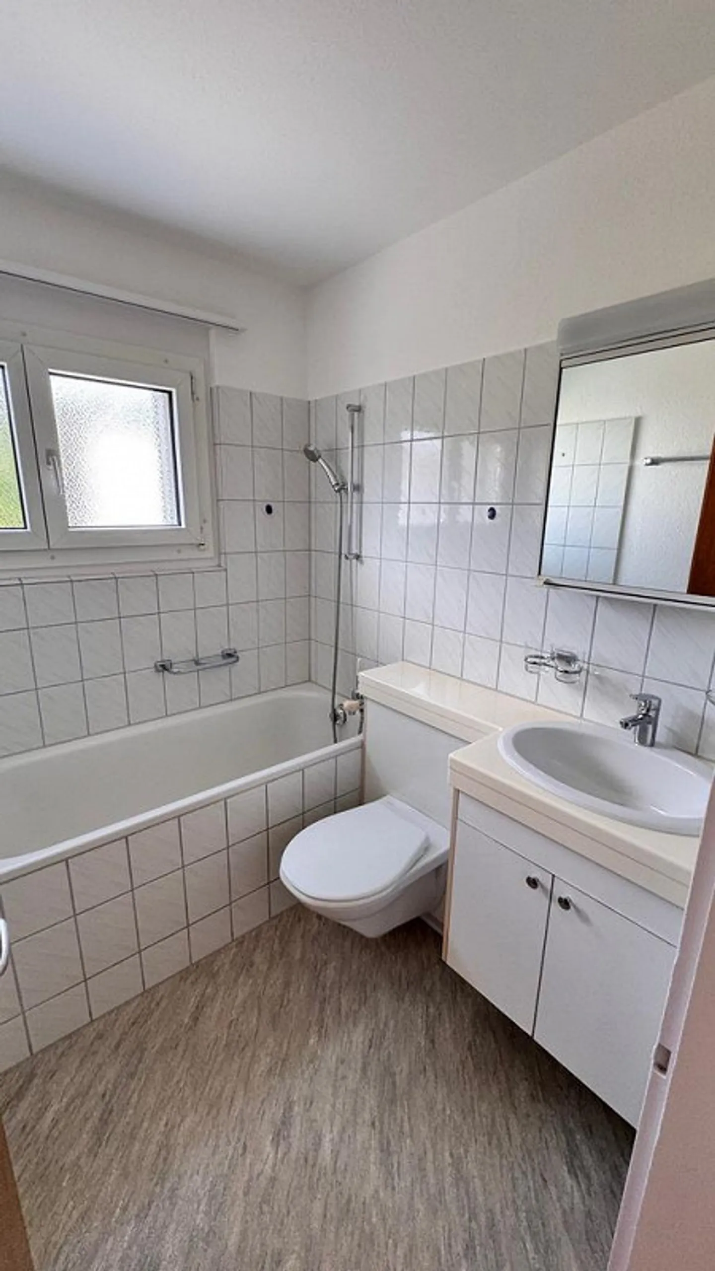 Appartement 4.5 pièces dans un quartier résidentiel calme à Buchrain - Photo 8 sur 10
