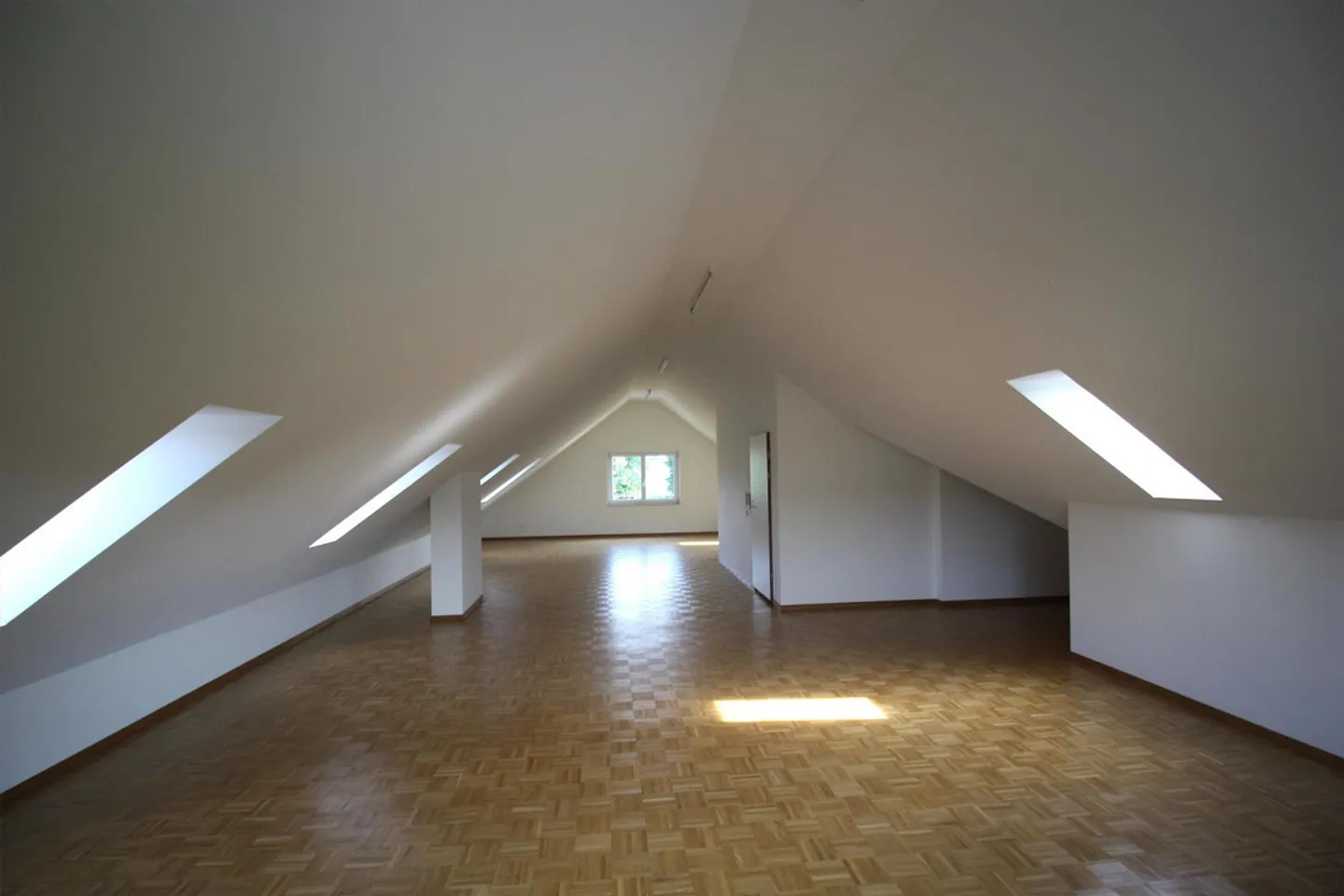 Large attic studio with toilet - Photo 3 of 7
