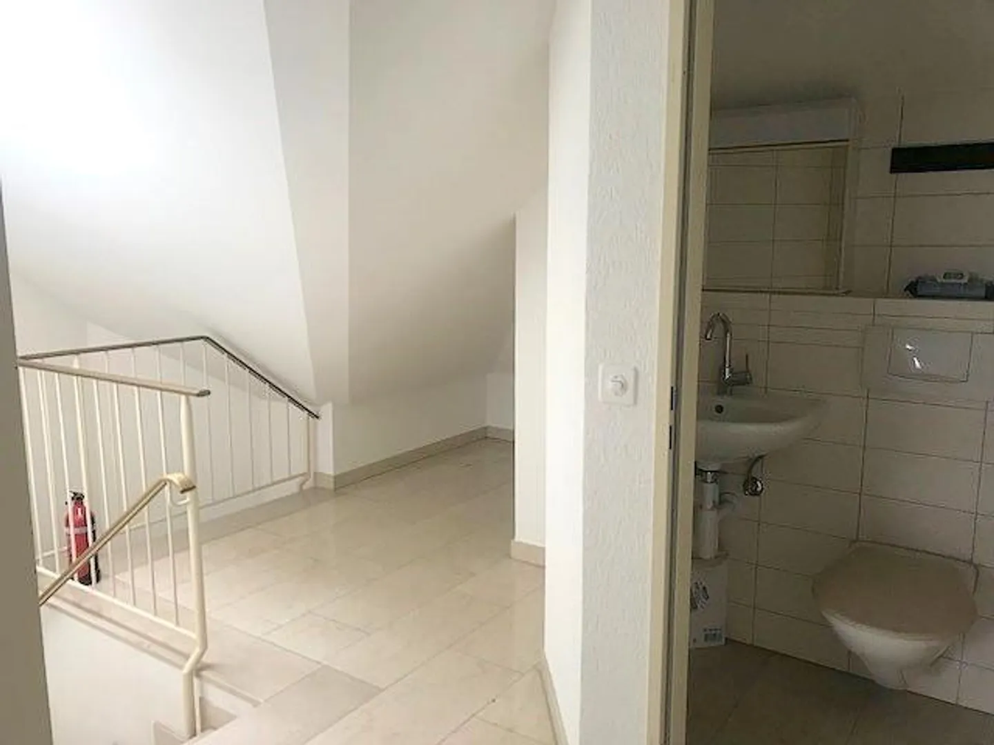 Large attic studio with toilet - Photo 4 of 7