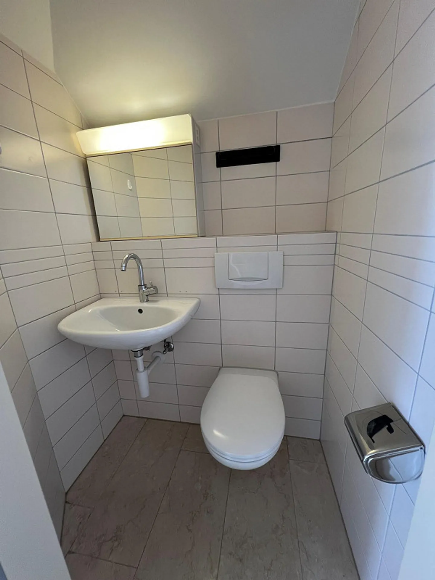 Large attic studio with toilet - Photo 5 of 7
