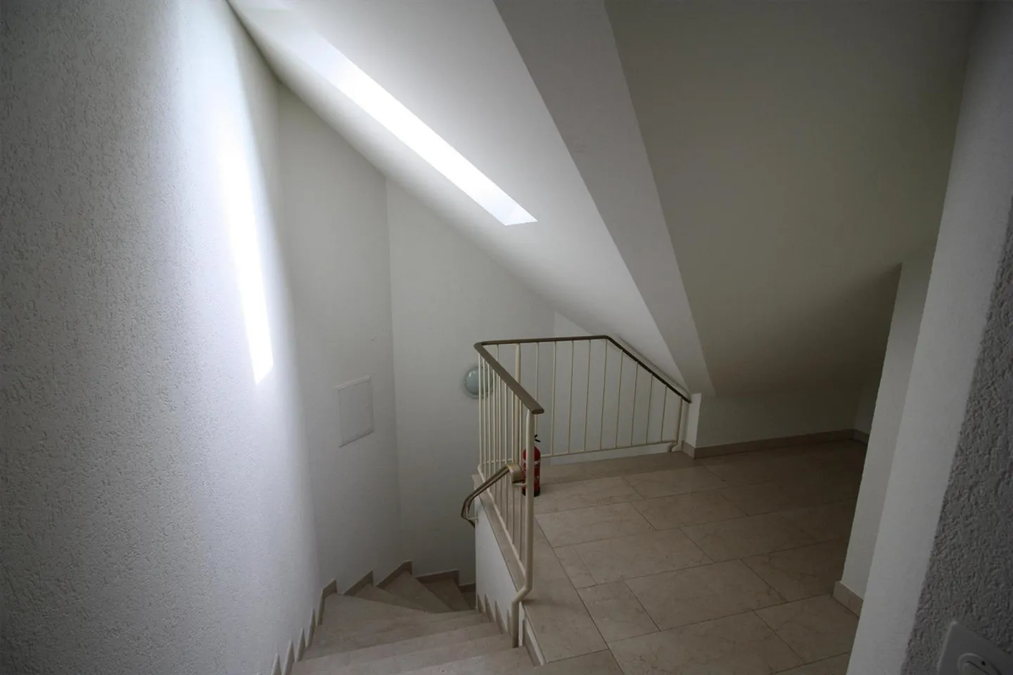 Large attic studio with toilet - Photo 6 of 7