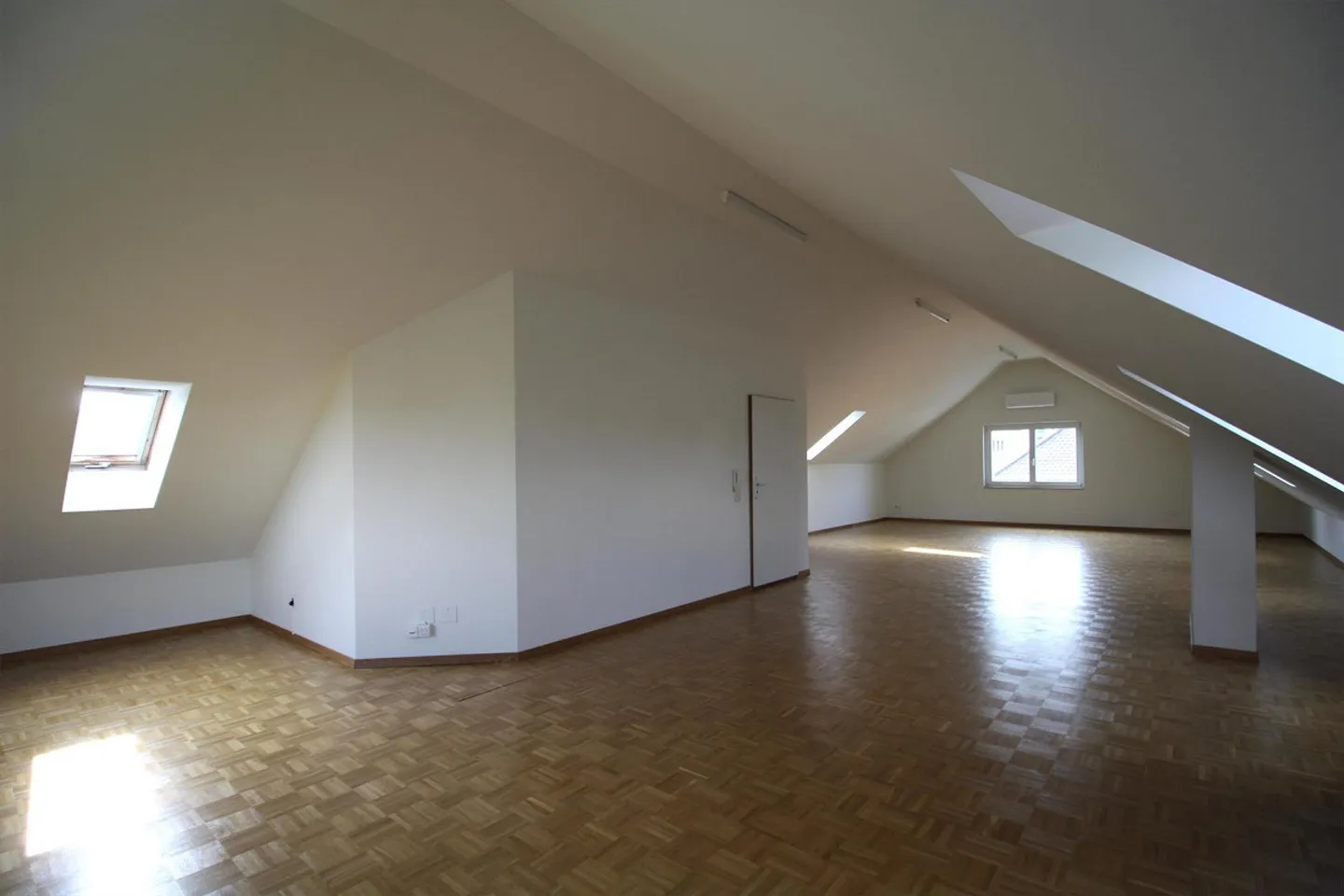 Large attic studio with toilet - Photo 1 of 7