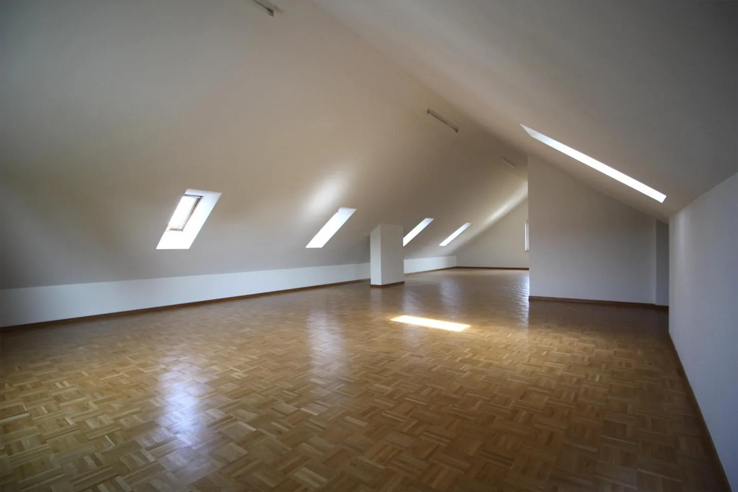 Large attic studio with toilet - Photo 2 of 7