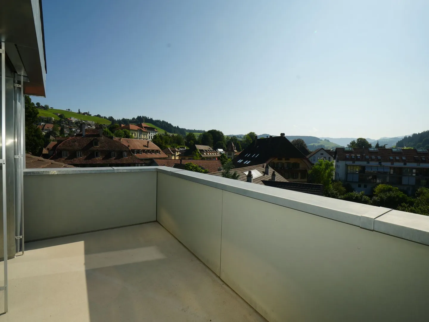 Appartamento affascinante con 2 camere e balcone soleggiato a Langnau - a soli 50 metri dalla stazione ferroviaria - Foto 1 di 7