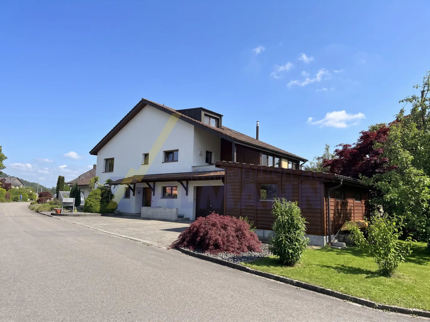 Charming 6.5-room single-family house with separate apartment - Photo 1 of 17