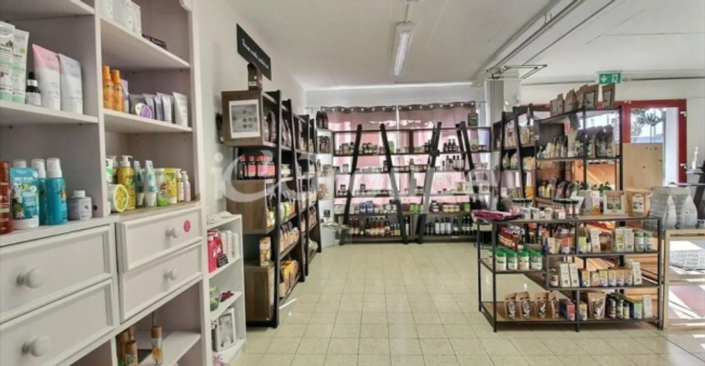 Industry 1.5 rooms - Photo 2 of 9