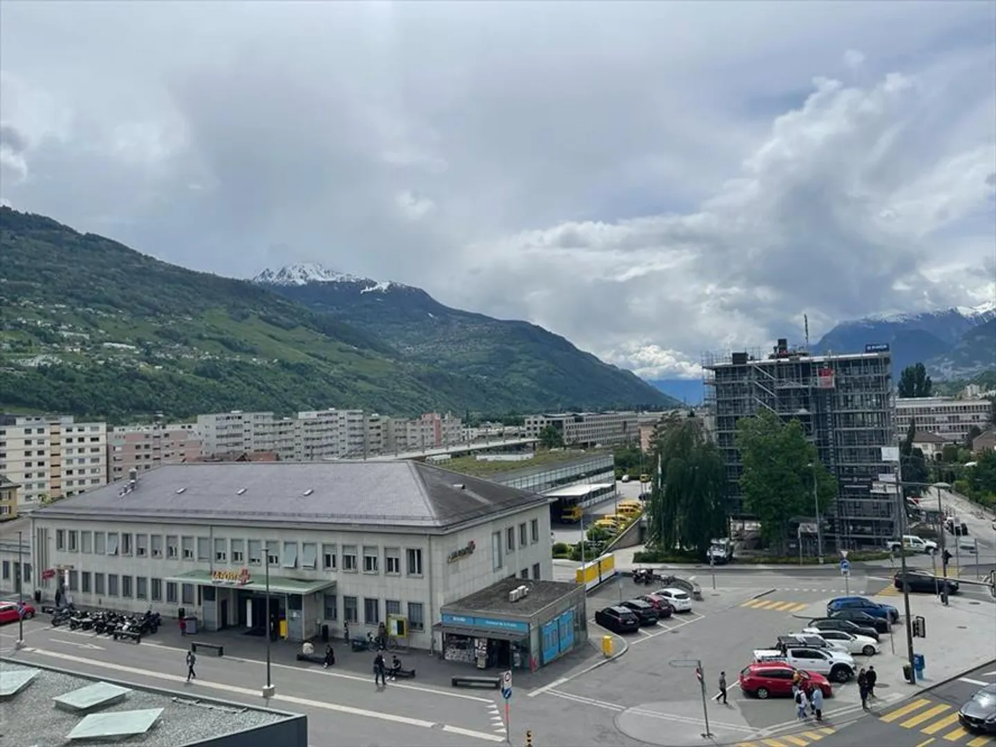 LUMINOSO E VICINO ALLA STAZIONE - Foto 2 di 3