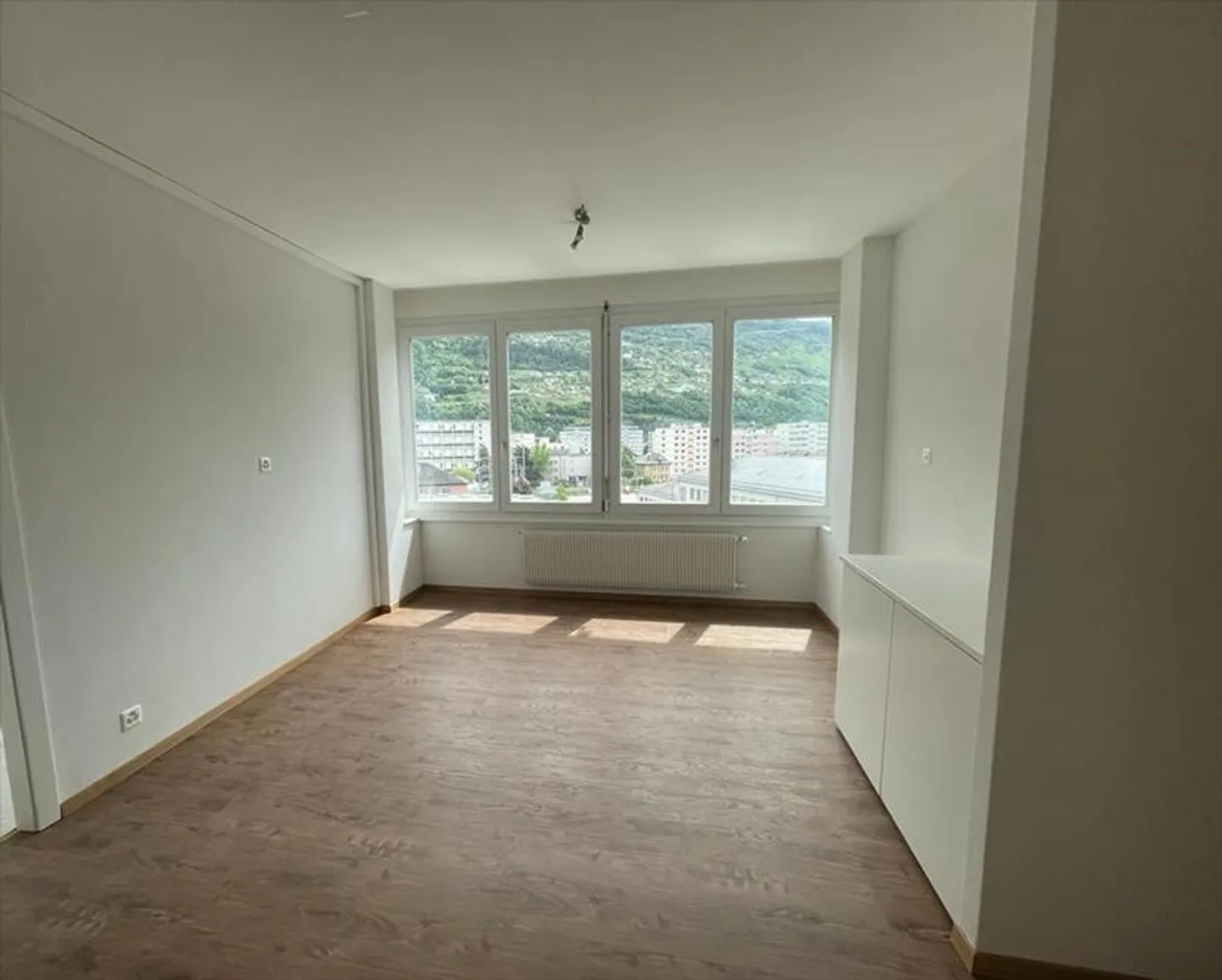 LUMINOSO E VICINO ALLA STAZIONE - Foto 1 di 3