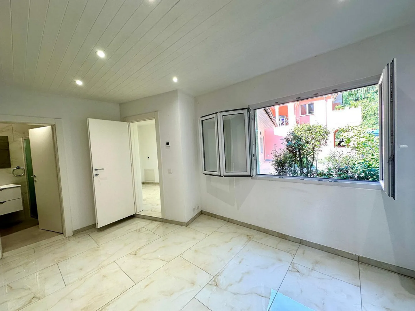 Modern 2.5-room apartment with large terrace area - Photo 3 of 10