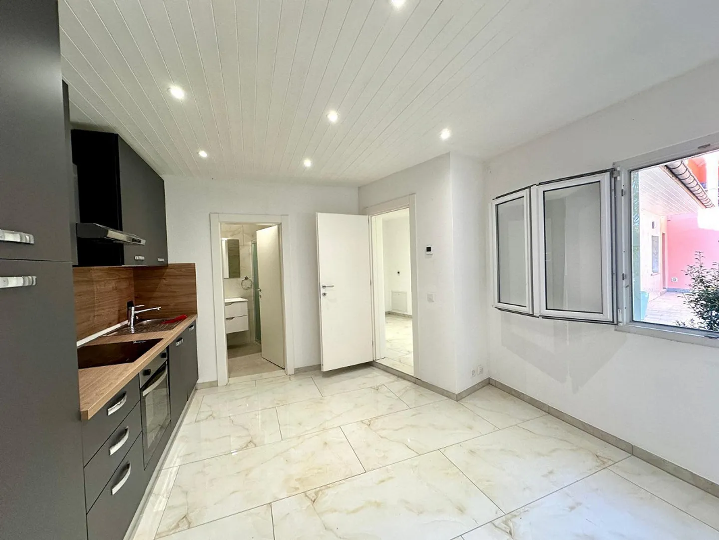 Modern 2.5-room apartment with large terrace area - Photo 4 of 10