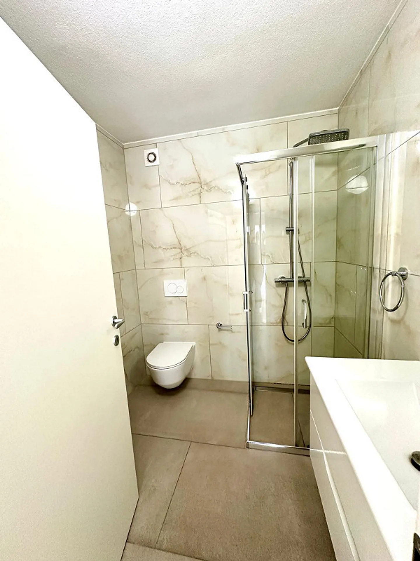 Modern 2.5-room apartment with large terrace area - Photo 5 of 10