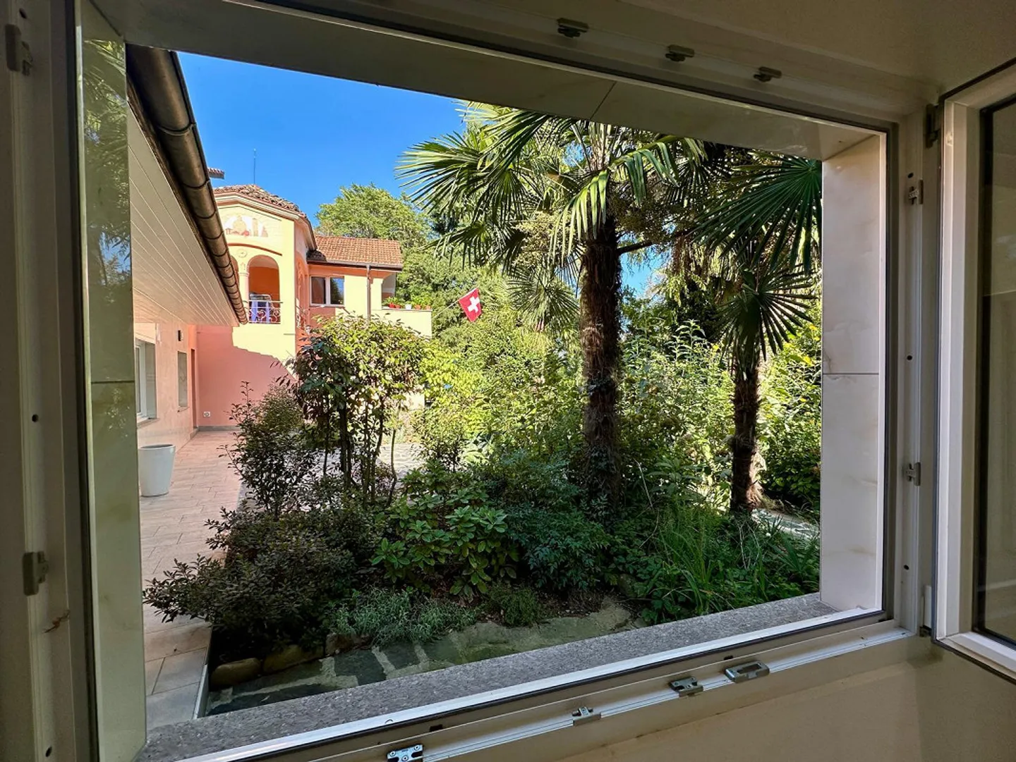 Modern 2.5-room apartment with large terrace area - Photo 9 of 10