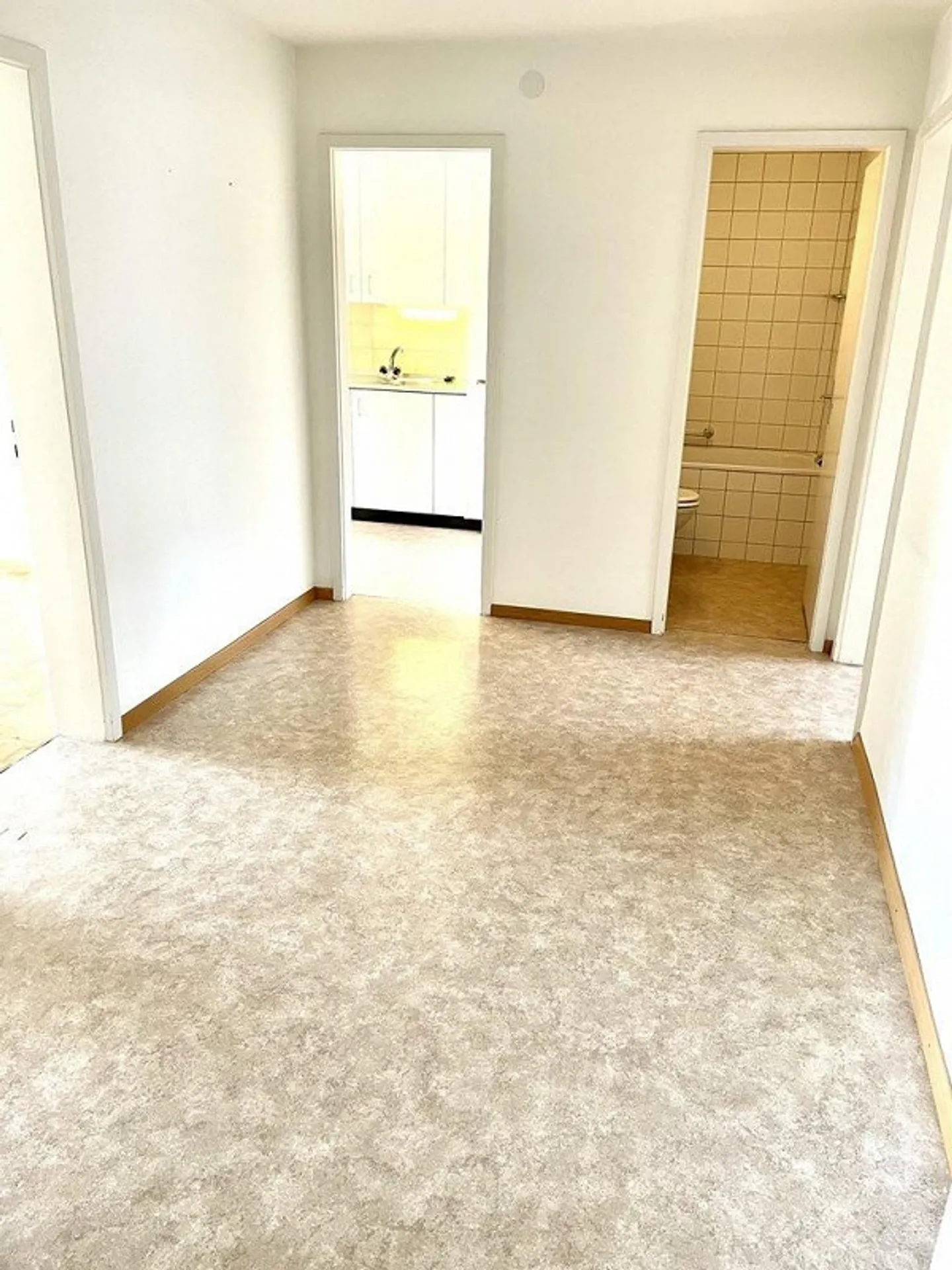 Your new home: 2-room apartment with balcony in a quiet location - Photo 2 of 8