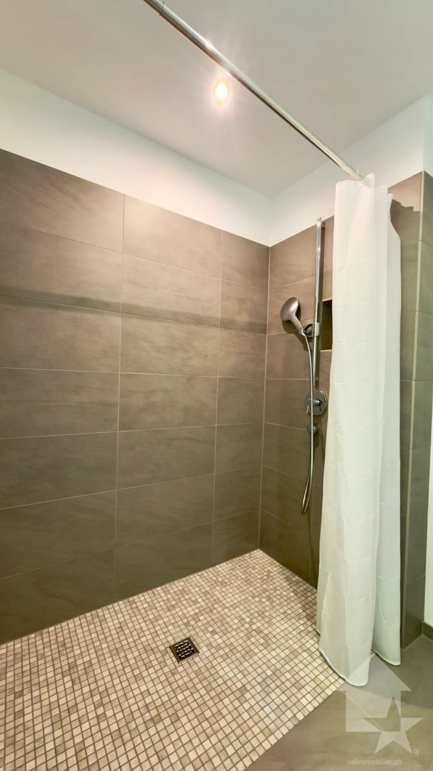Beautiful recent 6.5-room villa with garage located in an idyllic setting. - Photo 8 of 41