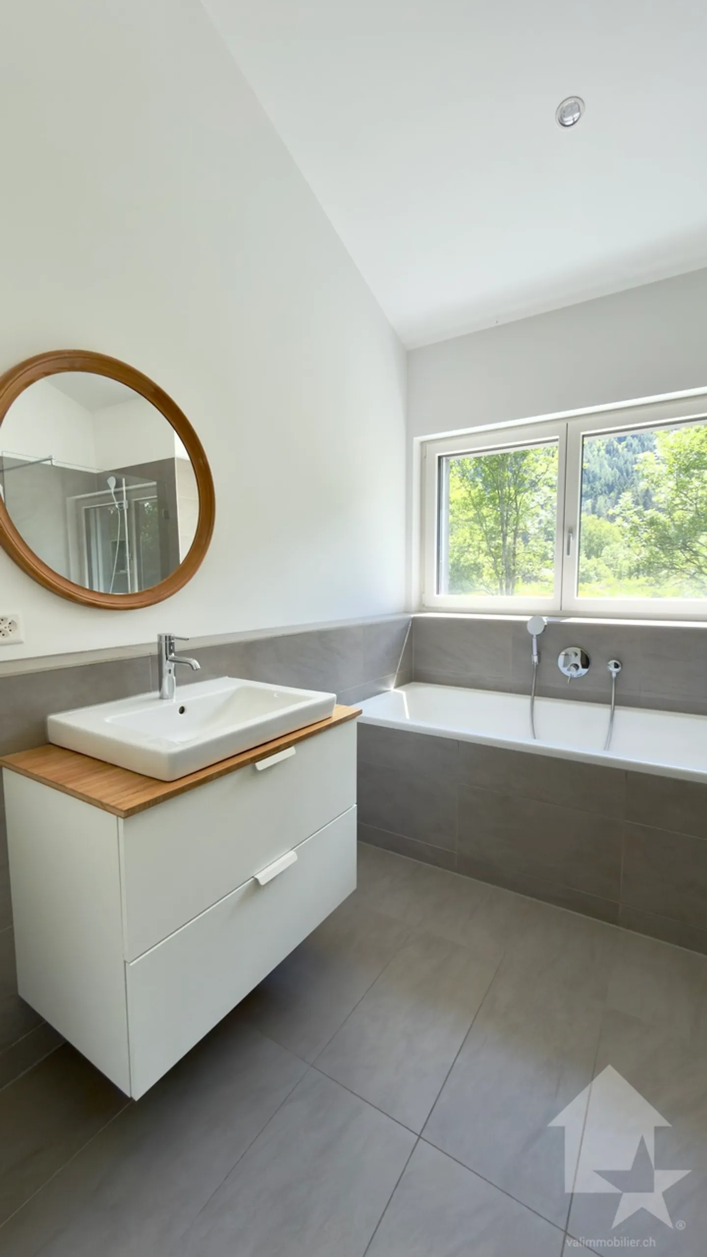 Beautiful recent 6.5-room villa with garage located in an idyllic setting. - Photo 11 of 41
