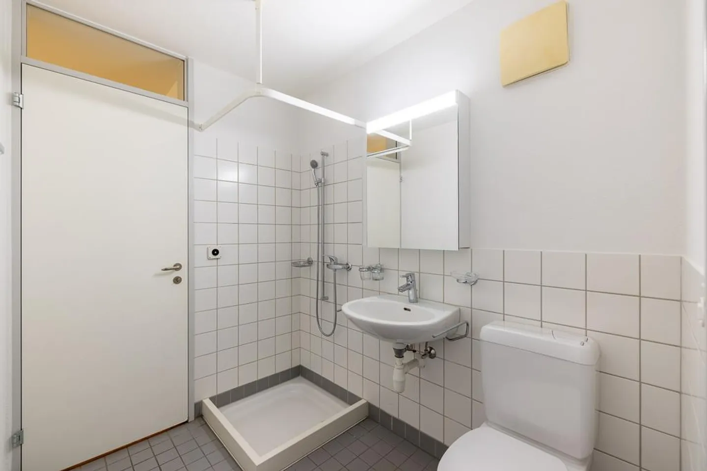 Spacious Apartment Near the Train Station - Photo 5 of 9