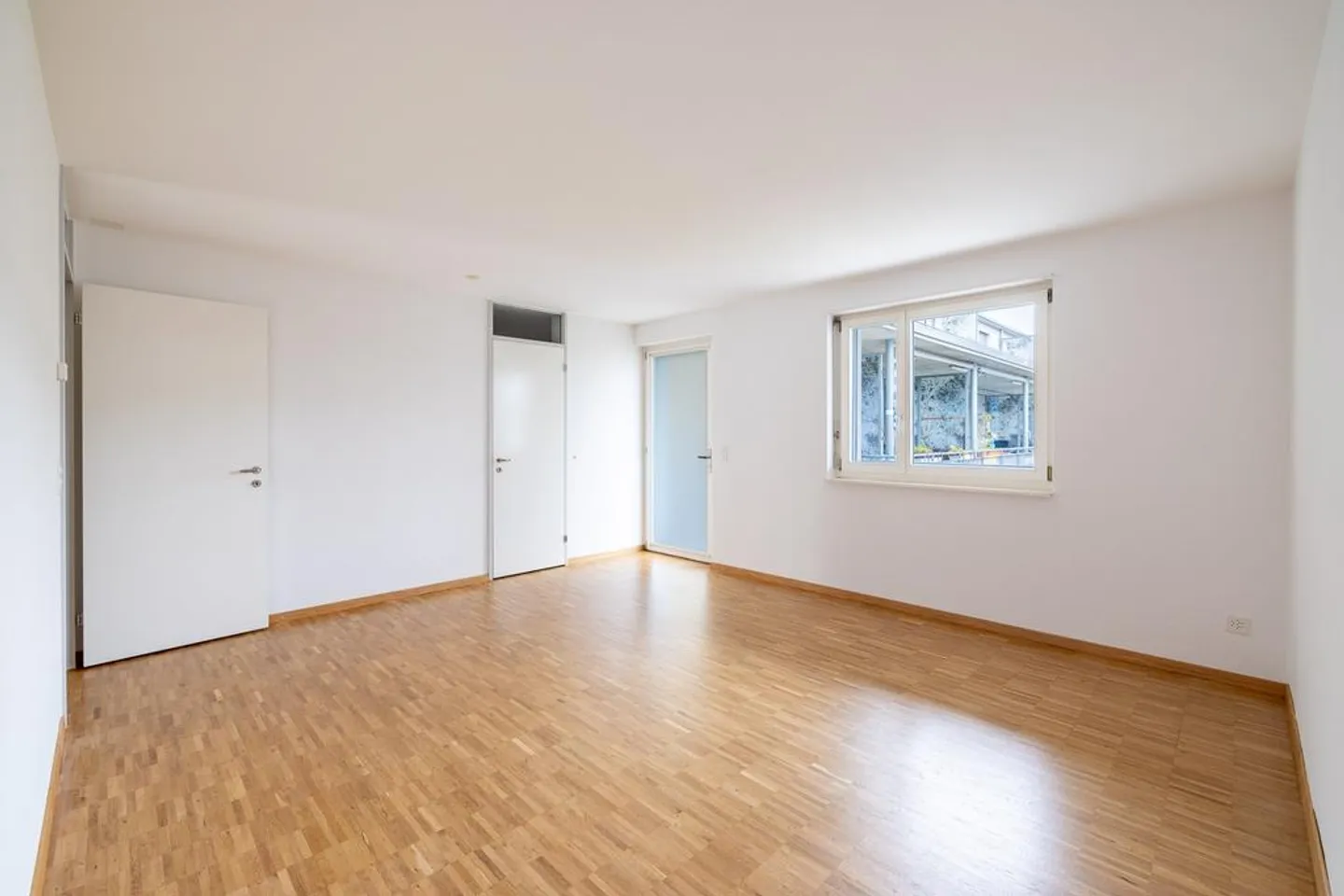 Spacious Apartment Near the Train Station - Photo 6 of 9