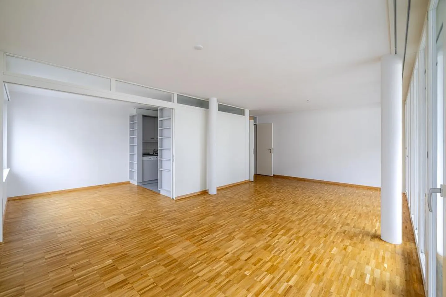 Spacious Apartment Near the Train Station - Photo 3 of 9