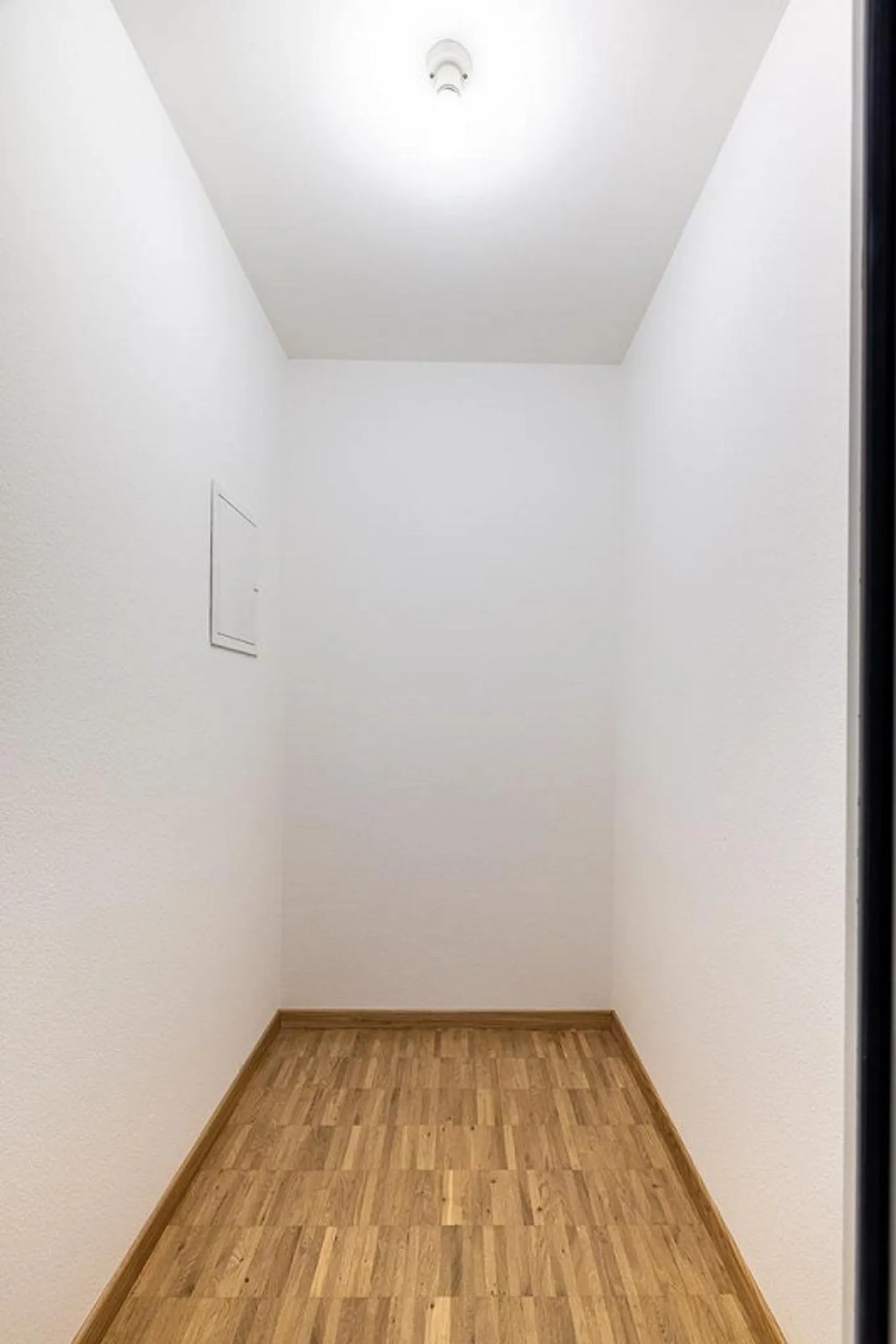 Spacious Apartment Near the Train Station - Photo 8 of 9
