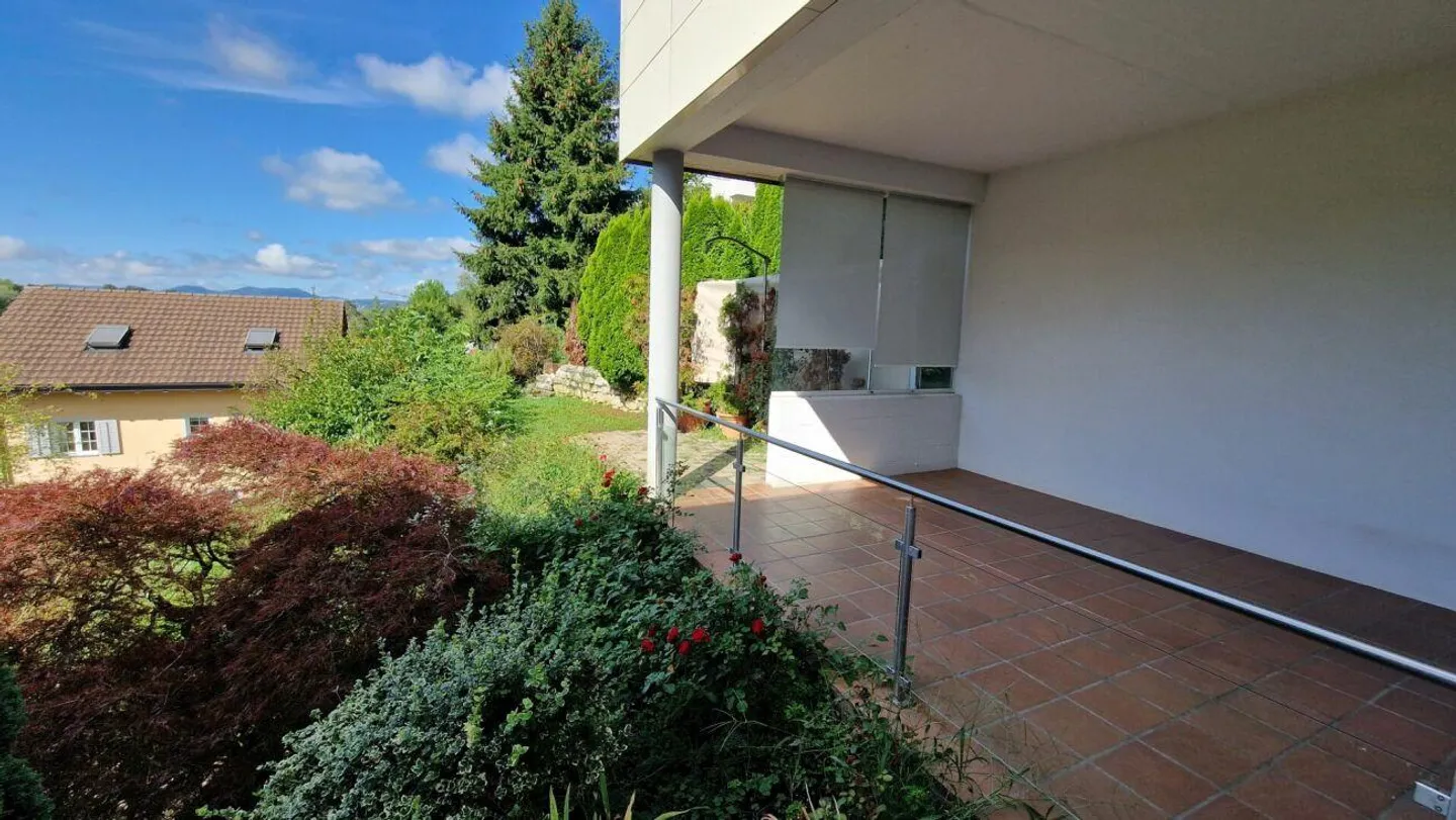 Luminoso appartamento con terrazza di 4,5 stanze con area salotto soleggiata e giardino - Foto 13 di 16
