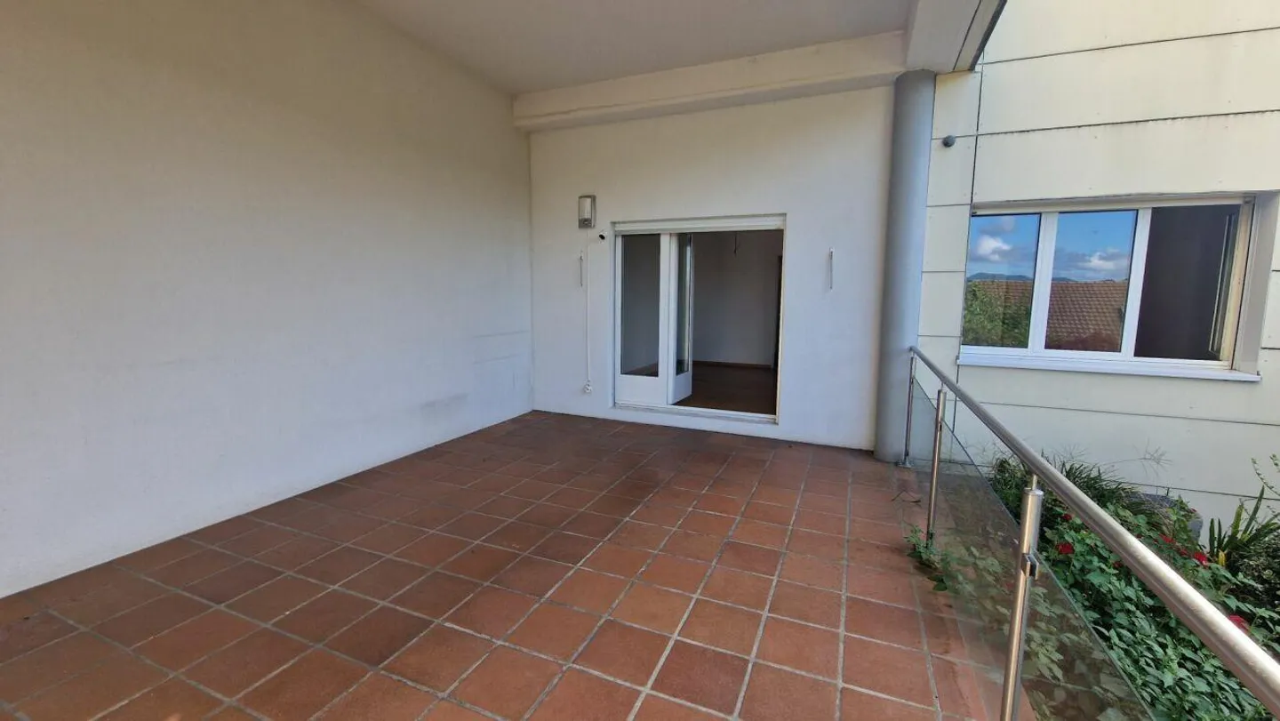 Luminoso appartamento con terrazza di 4,5 stanze con area salotto soleggiata e giardino - Foto 14 di 16