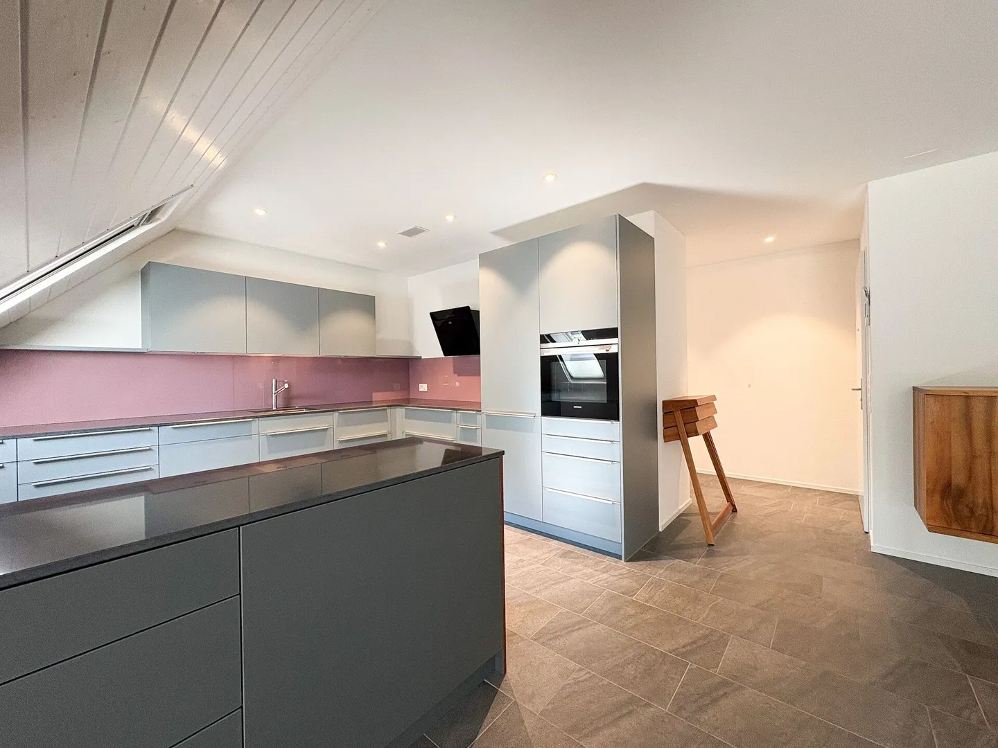Appartement en attique 3.5 pièces avec deux balcons dans un emplacement calme et verdoyant - Photo 1 sur 6