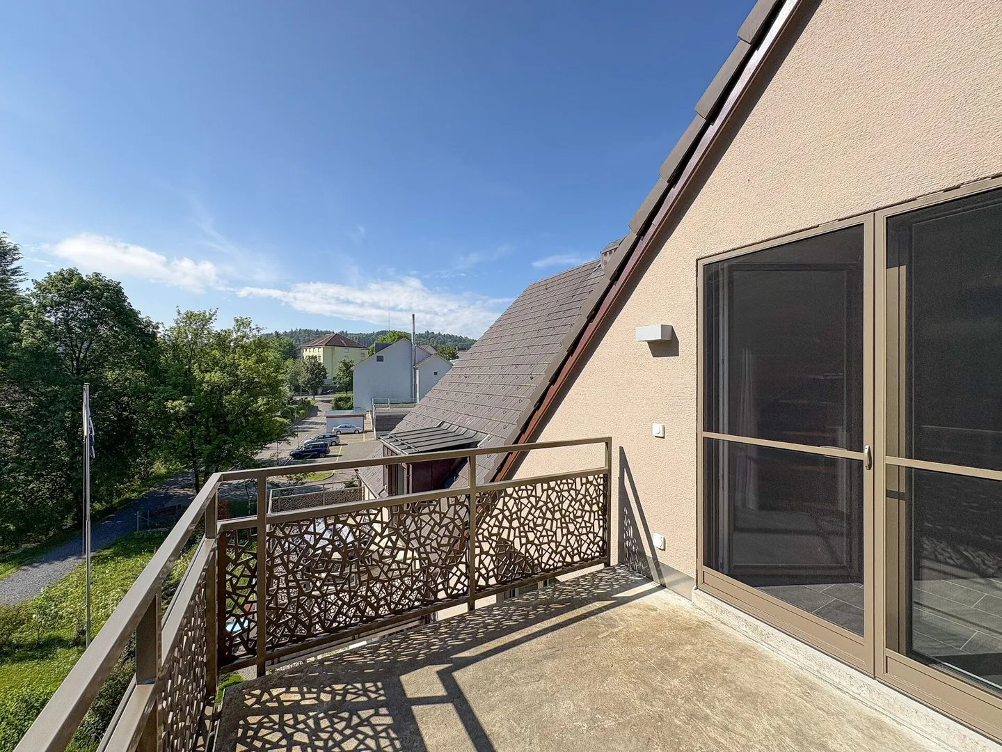 Appartement en attique 3.5 pièces avec deux balcons dans un emplacement calme et verdoyant - Photo 2 sur 6