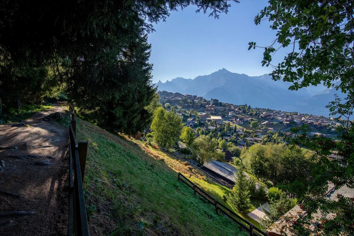 Terrain constructible, libre de mandat à côté du Bisse - Photo 1 sur 15