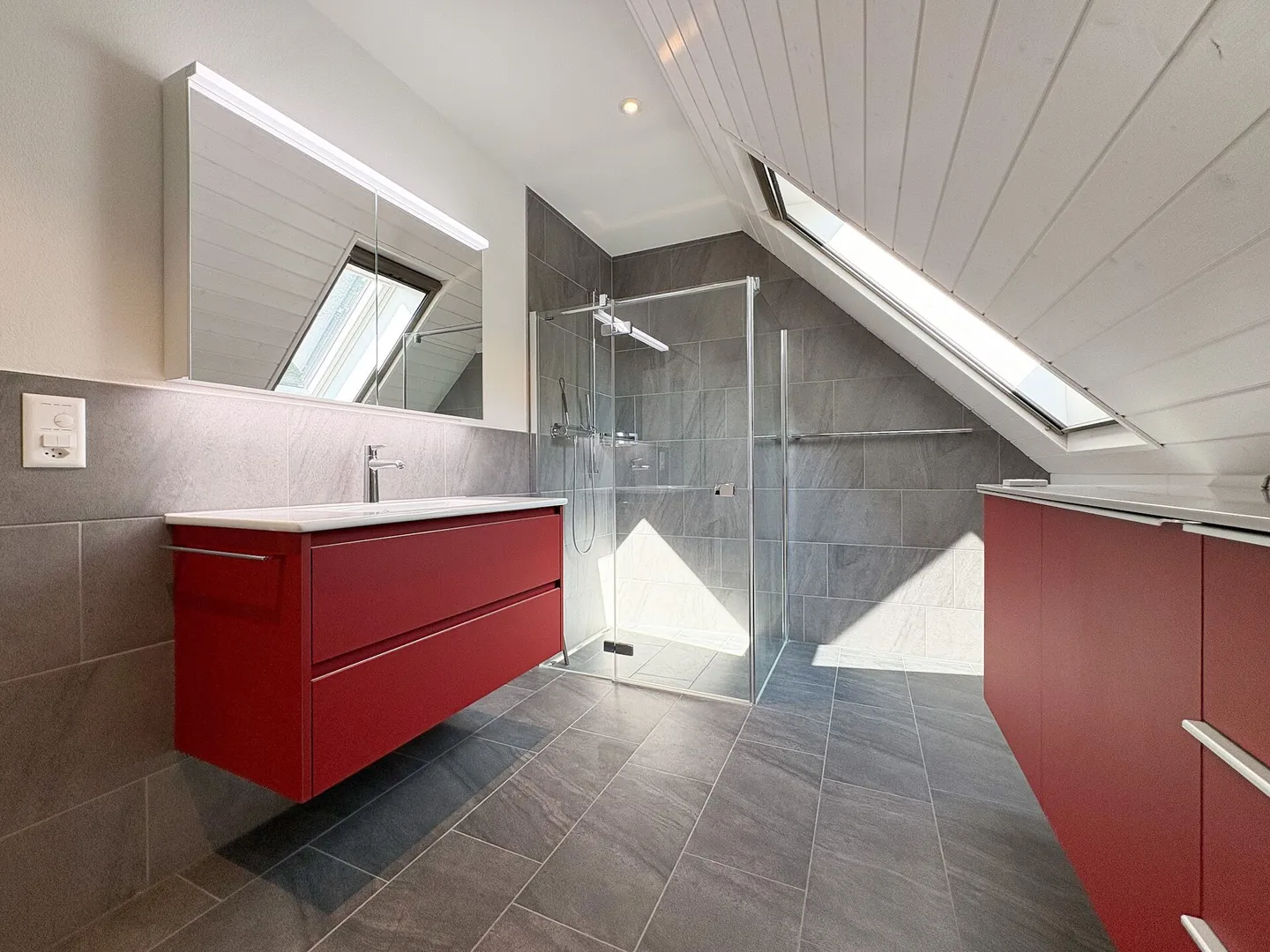 Appartement en attique 3.5 pièces avec deux balcons dans un emplacement calme et verdoyant - Photo 4 sur 6
