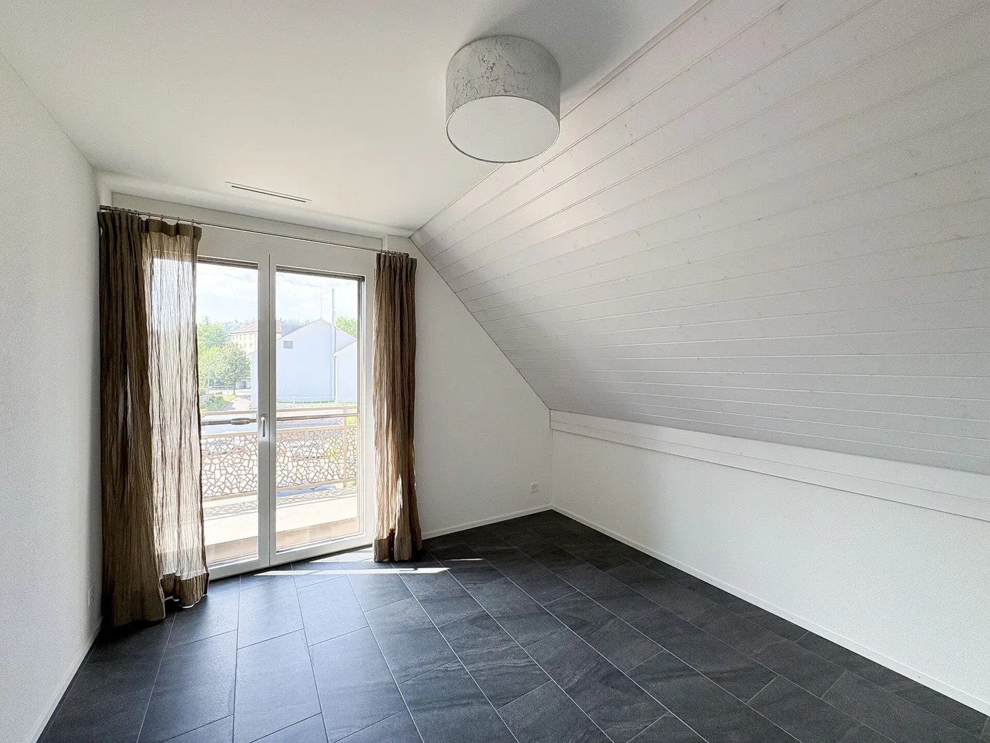 Appartement en attique 3.5 pièces avec deux balcons dans un emplacement calme et verdoyant - Photo 5 sur 6