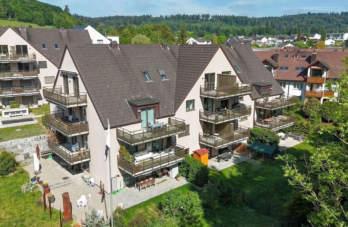 Appartement en attique 3.5 pièces avec deux balcons dans un emplacement calme et verdoyant - Photo 6 sur 6