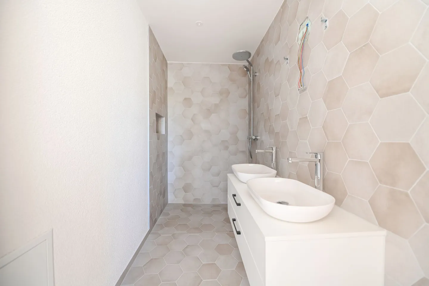 FIRST OCCUPANCY - LUXURIOUS 3.5-ROOM GARDEN APARTMENT - Photo 3 of 11