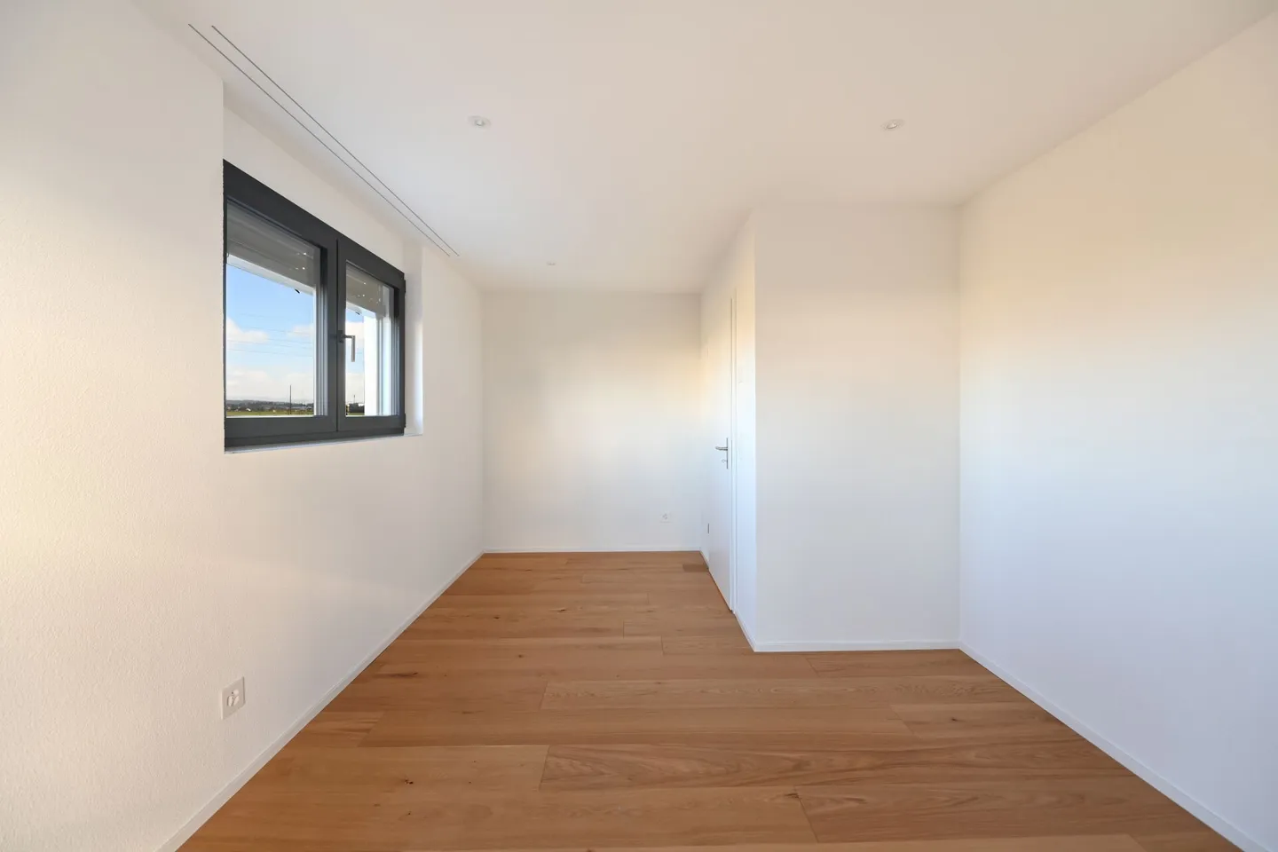 FIRST OCCUPANCY - LUXURIOUS 3.5-ROOM GARDEN APARTMENT - Photo 7 of 11