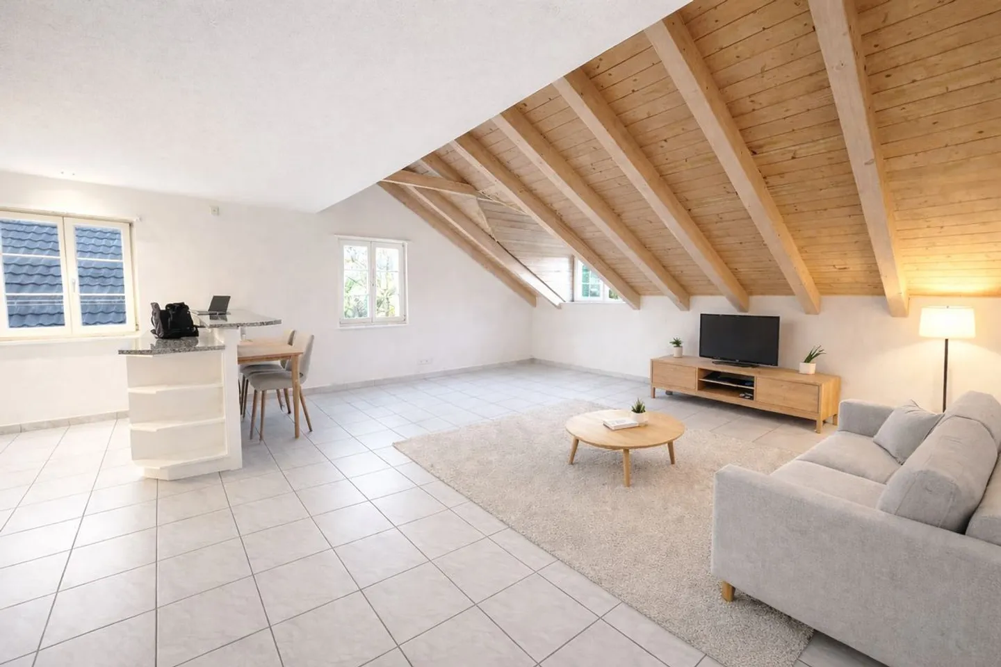 168 m² Duplex dans le centre du village d'Uitikon - Habiter et travailler ou utilisation combinée - Photo 2 sur 9