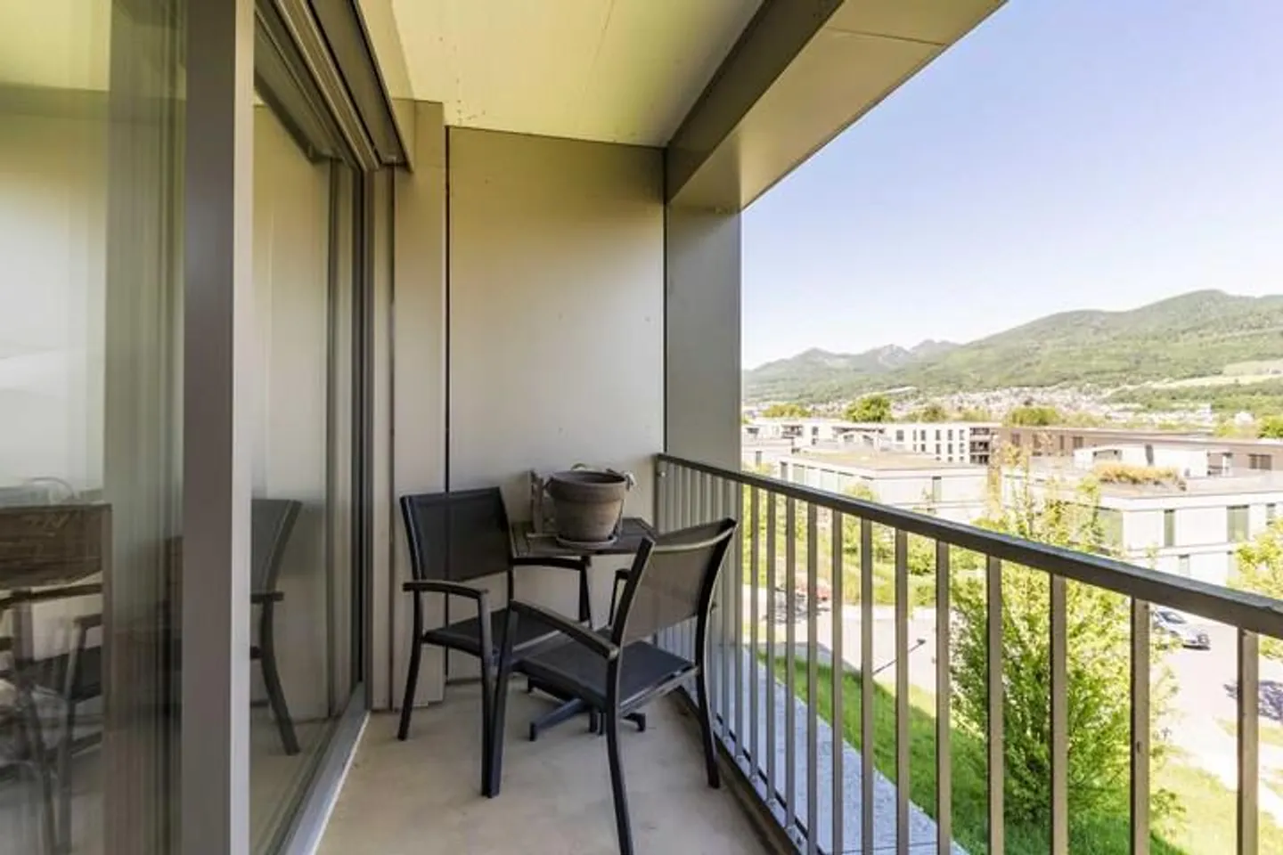 APPARTAMENTO MODERNO CON VISTA SULLA PERIFERIA DELLA CITTÀ - Foto 6 di 10