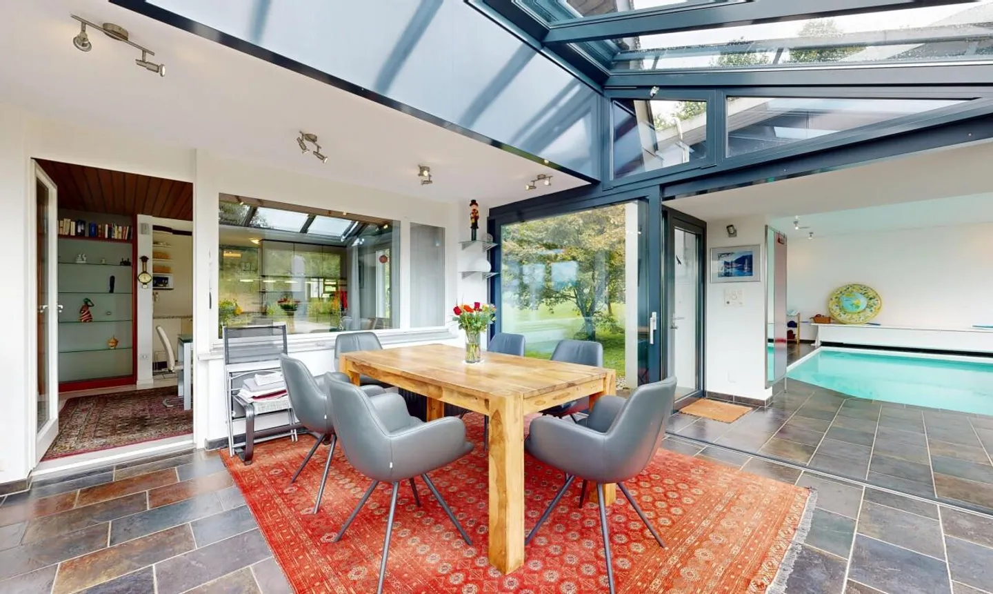 Vivere ai margini della foresta con piscina coperta, giardino d'inverno e vista lontana - Foto 5 di 11