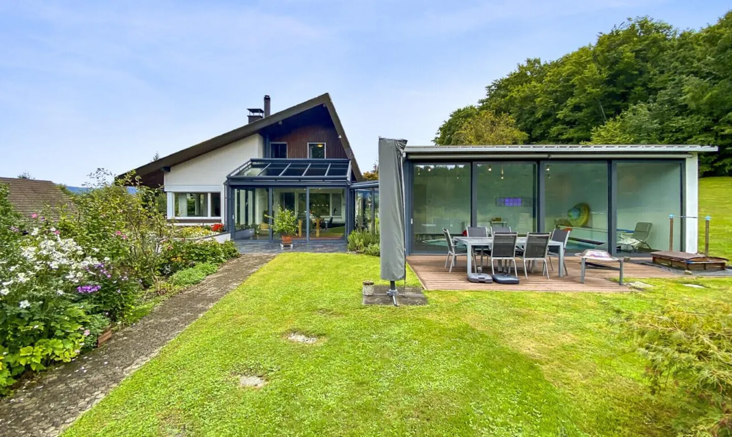 Vivere ai margini della foresta con piscina coperta, giardino d'inverno e vista lontana - Foto 1 di 11