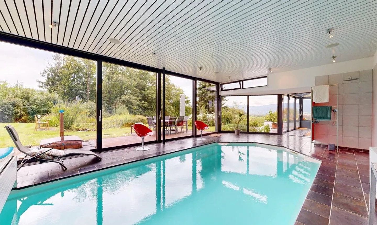 Vivere ai margini della foresta con piscina coperta, giardino d'inverno e vista lontana - Foto 7 di 11