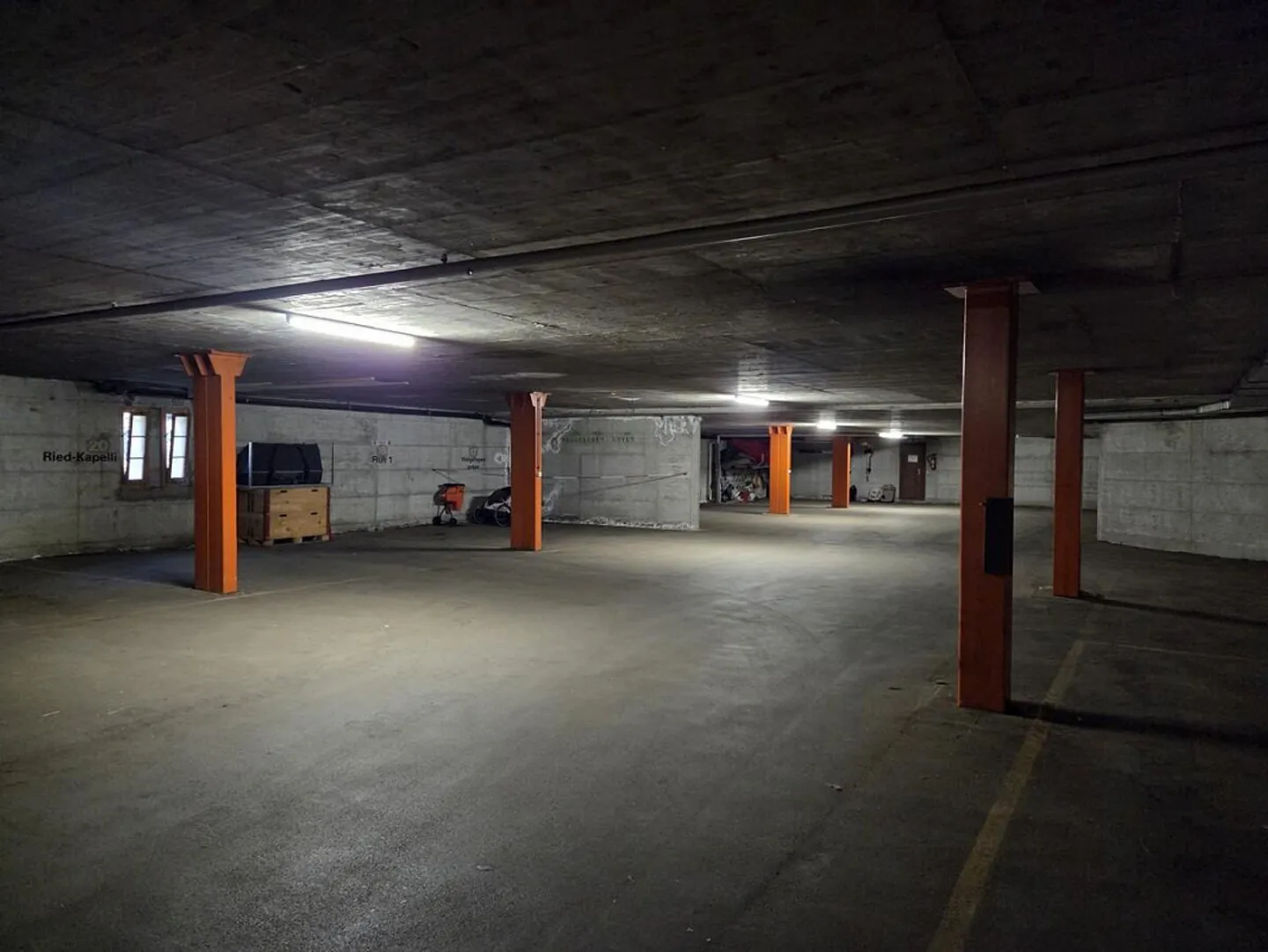 Place de parking pratique dans le garage à Breiten-Mörel - Photo 4 sur 16