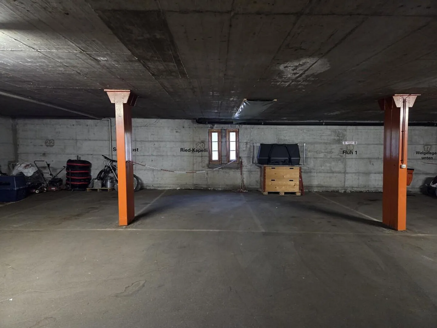 Place de parking pratique dans le garage à Breiten-Mörel - Photo 5 sur 16