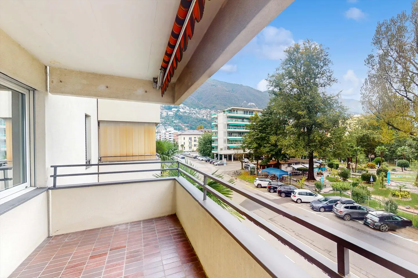 Spacious Apartment with Park View - Photo 3 of 9