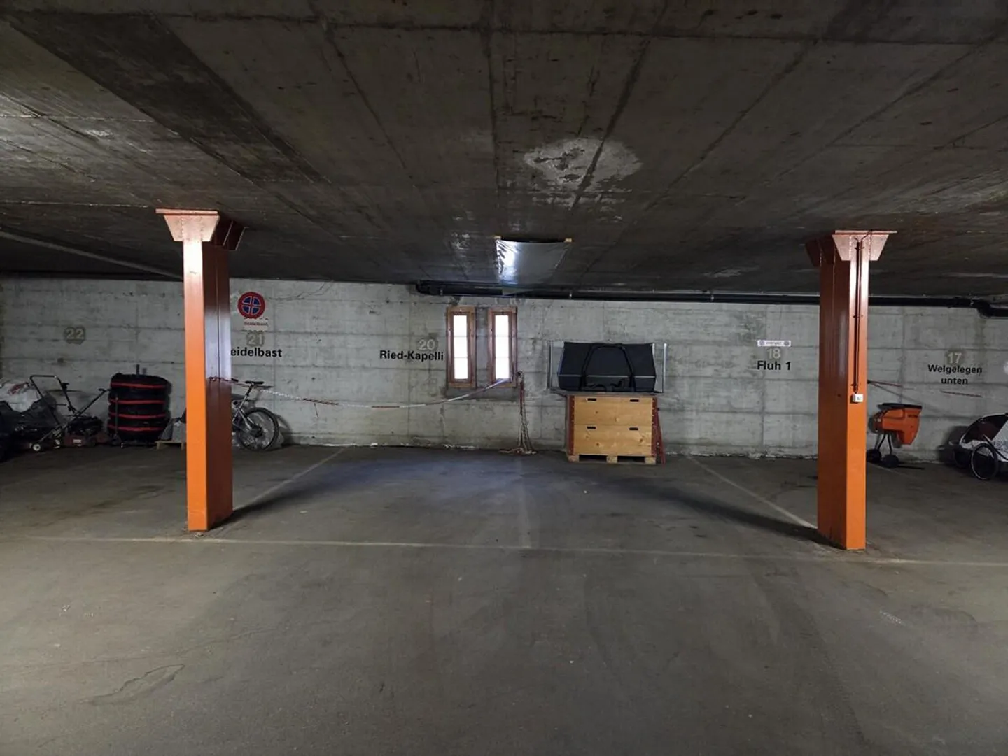 Place de parking pratique dans le garage à Breiten-Mörel - Photo 6 sur 16