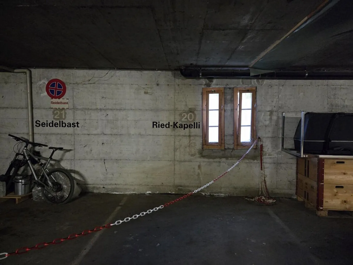 Place de parking pratique dans le garage à Breiten-Mörel - Photo 9 sur 16