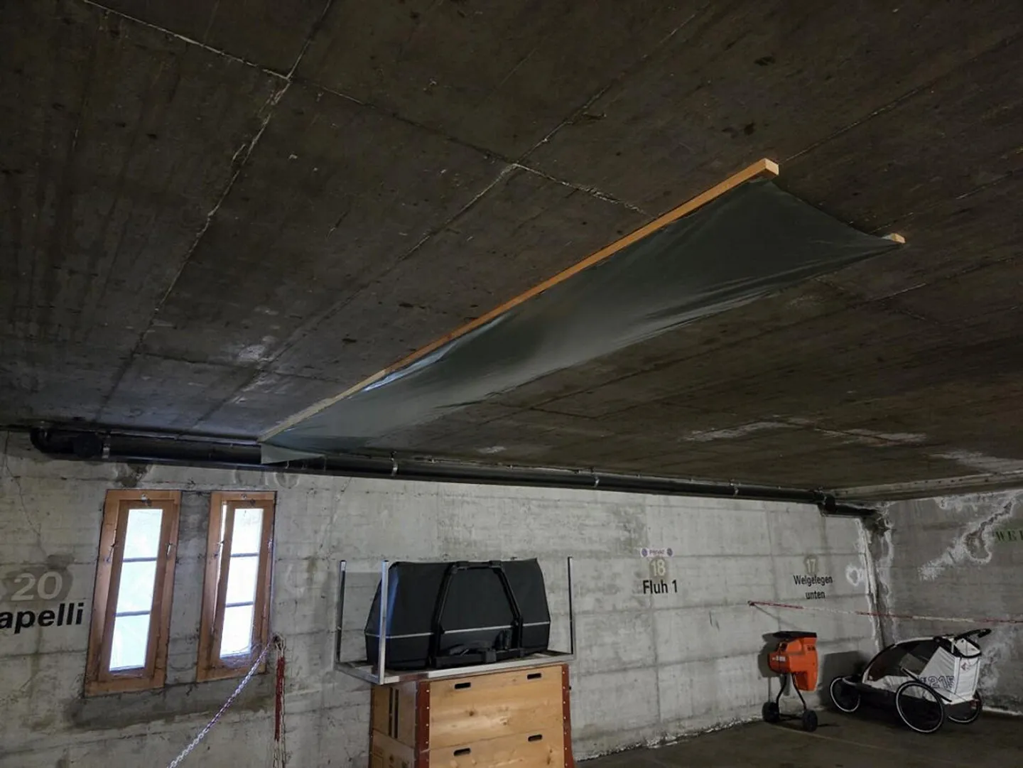 Place de parking pratique dans le garage à Breiten-Mörel - Photo 10 sur 16